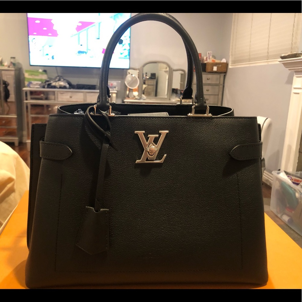 ❤️✨Elegant Louis Vuitton LockMe Day Tote✨❤️ - Picture 1 of 6